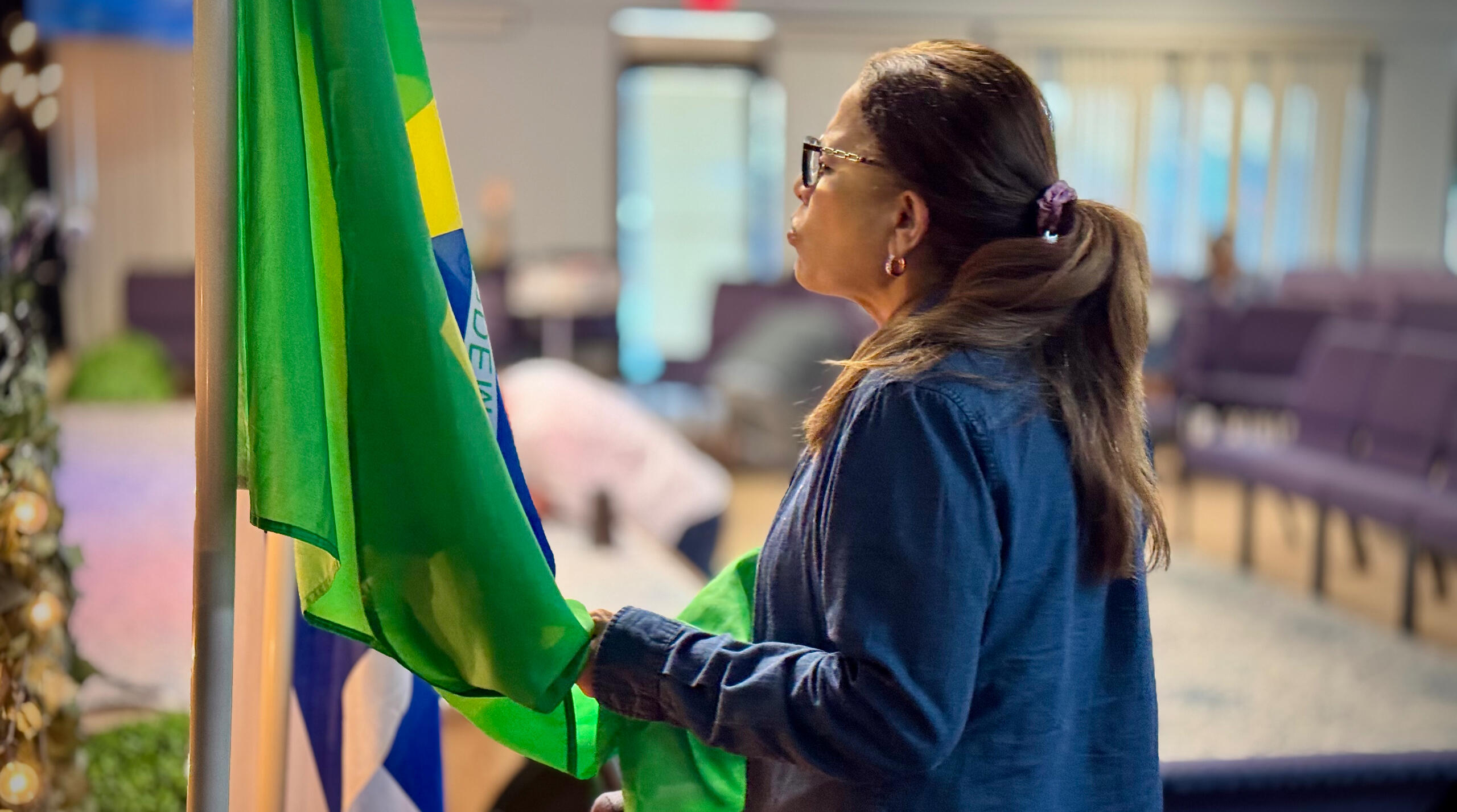 Mulher orando durante o evento Oração com fé e café no Ministério Internacional Gilead.