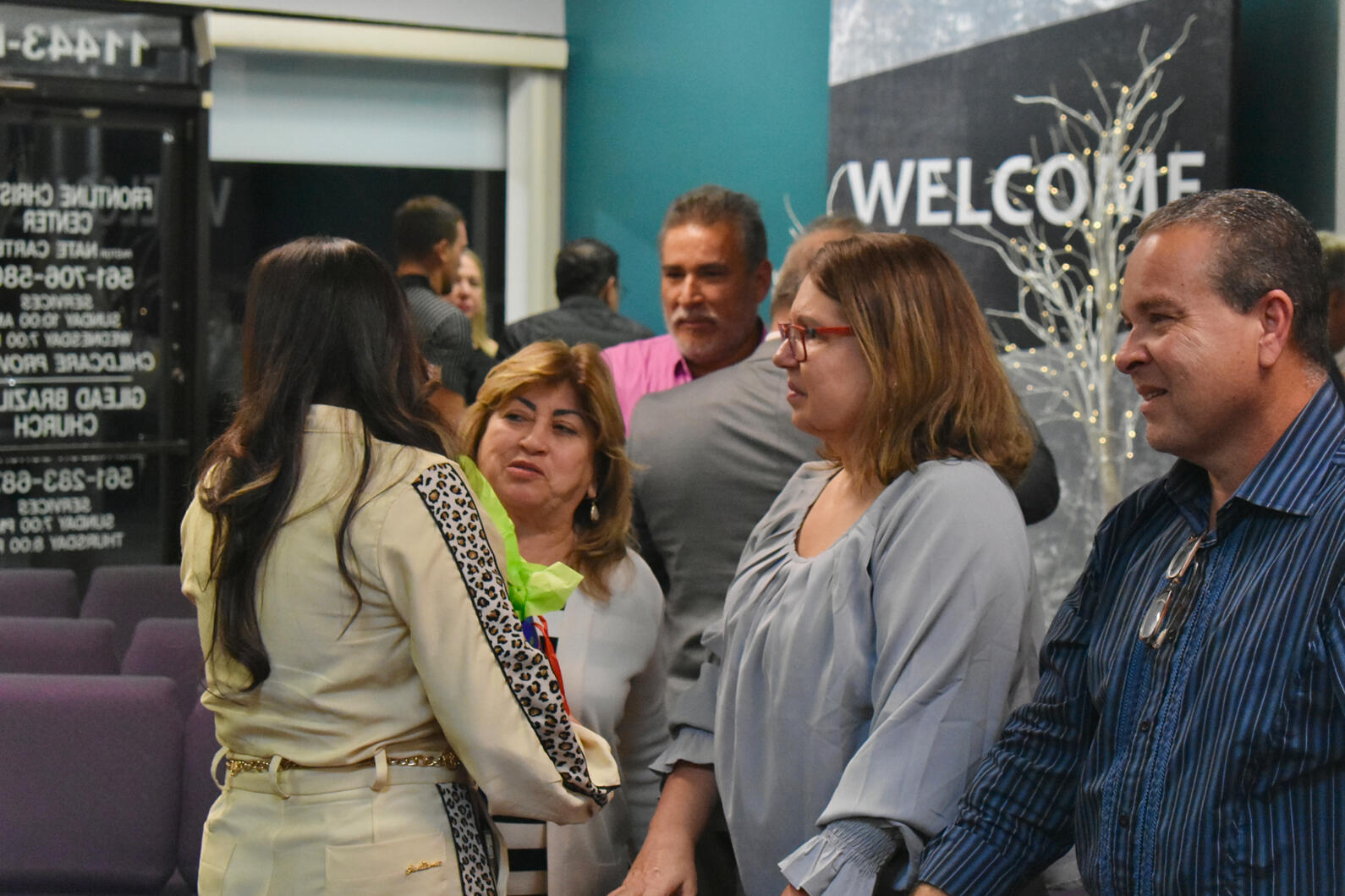 Pastora do Ministério Internacional Gilead dando as boas-vindas aos membros da igreja.